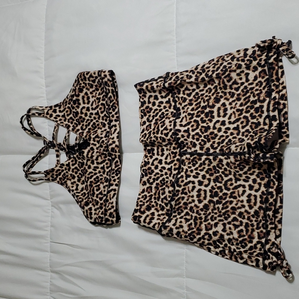 Zyia leopard set size large cinch shorts grid bra